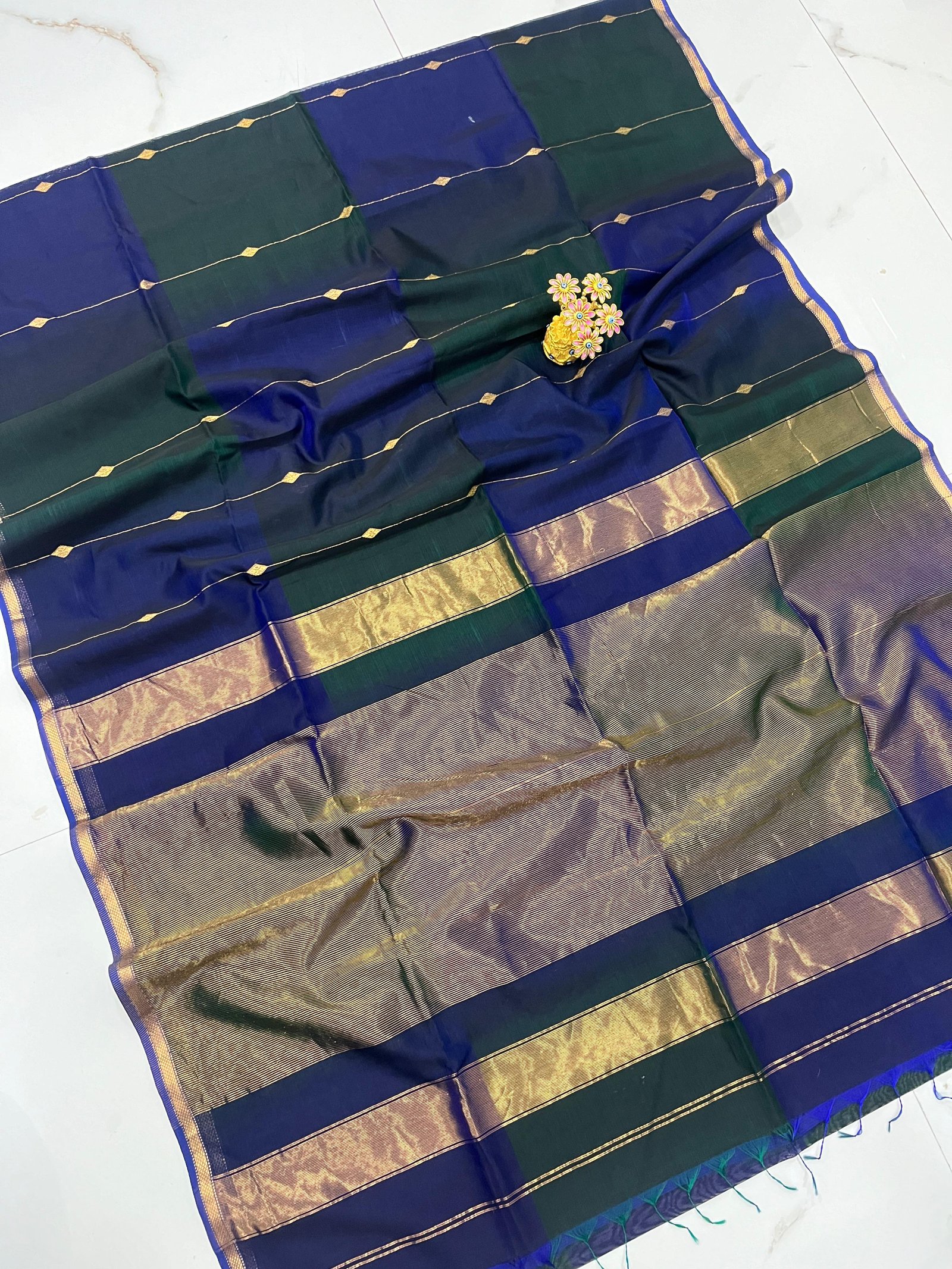 Maheshwari Handloom dual tone Shaded  Saree Small Butta image 8