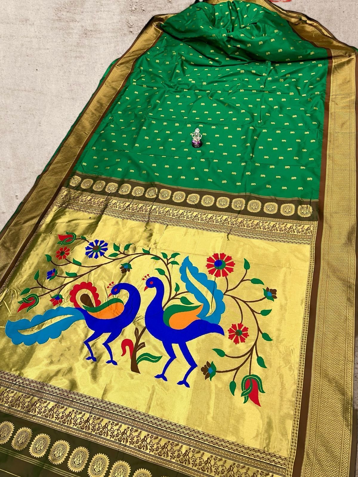 9 Vaar Twin peacock image 2