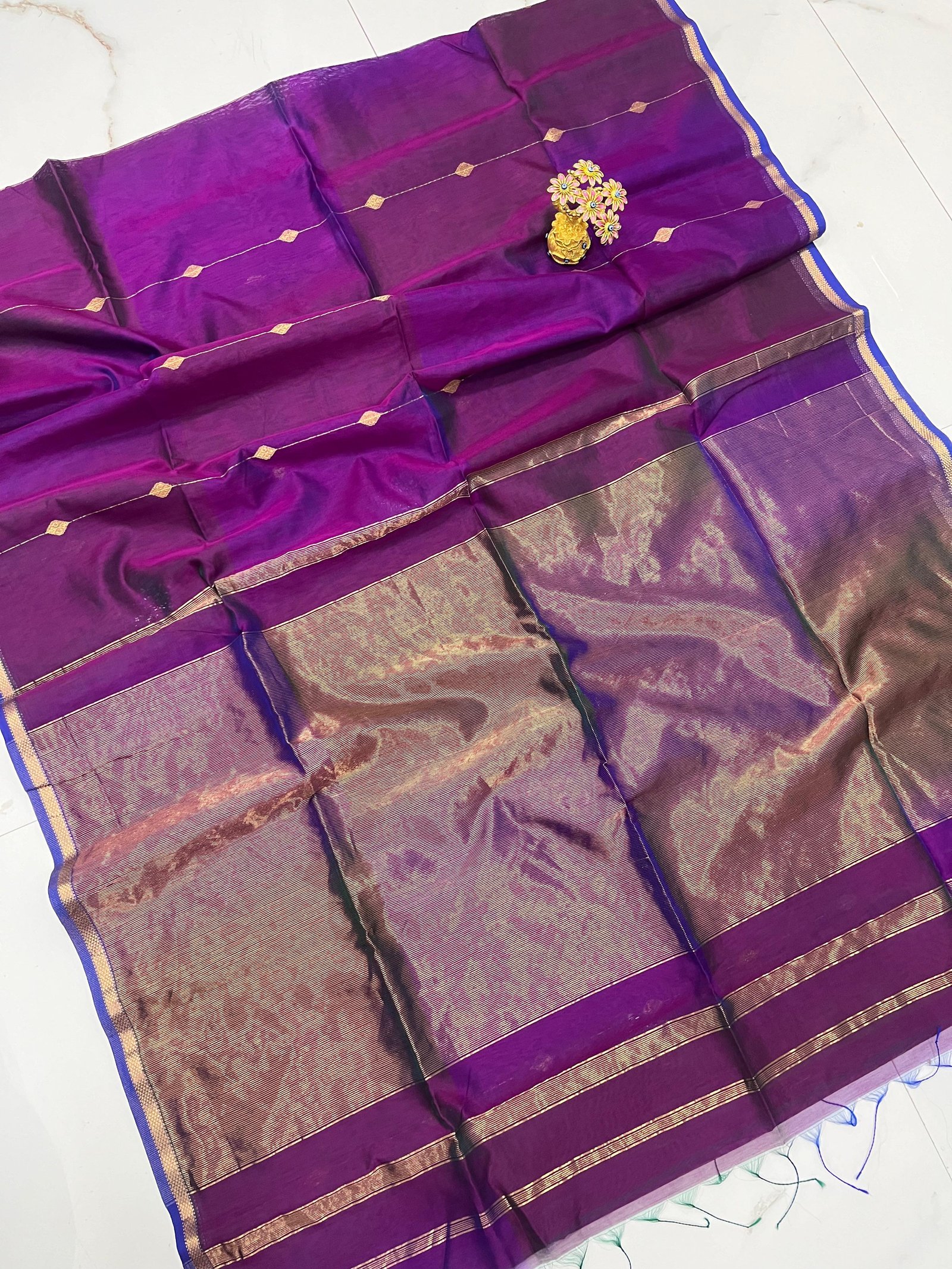 Maheshwari Handloom dual tone Shaded  Saree Small Butta image 4