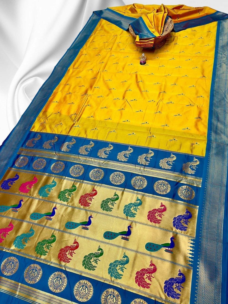 Ridhima Kadiyal Paithani image 15