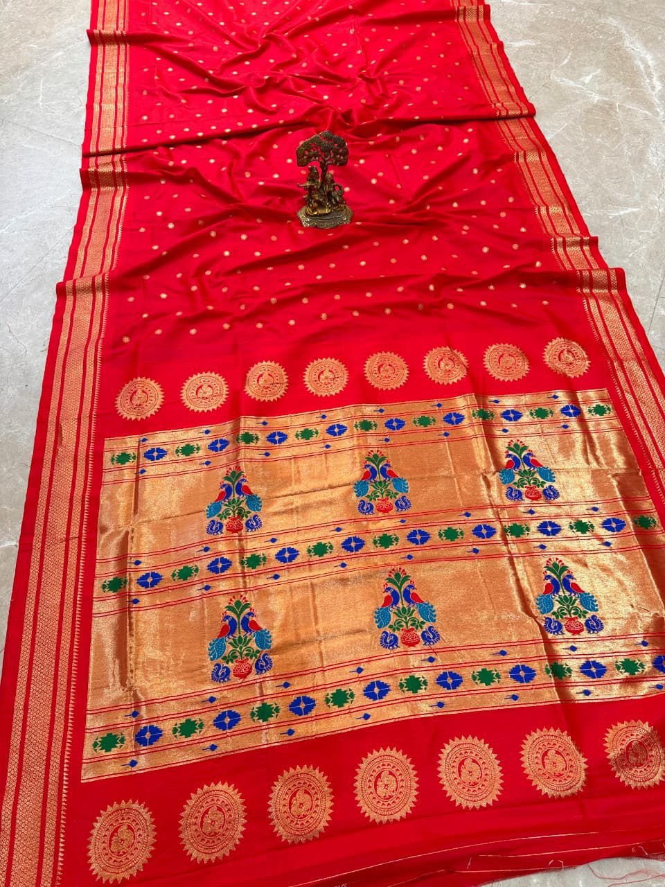 Traditional Maharani Paithani image 17