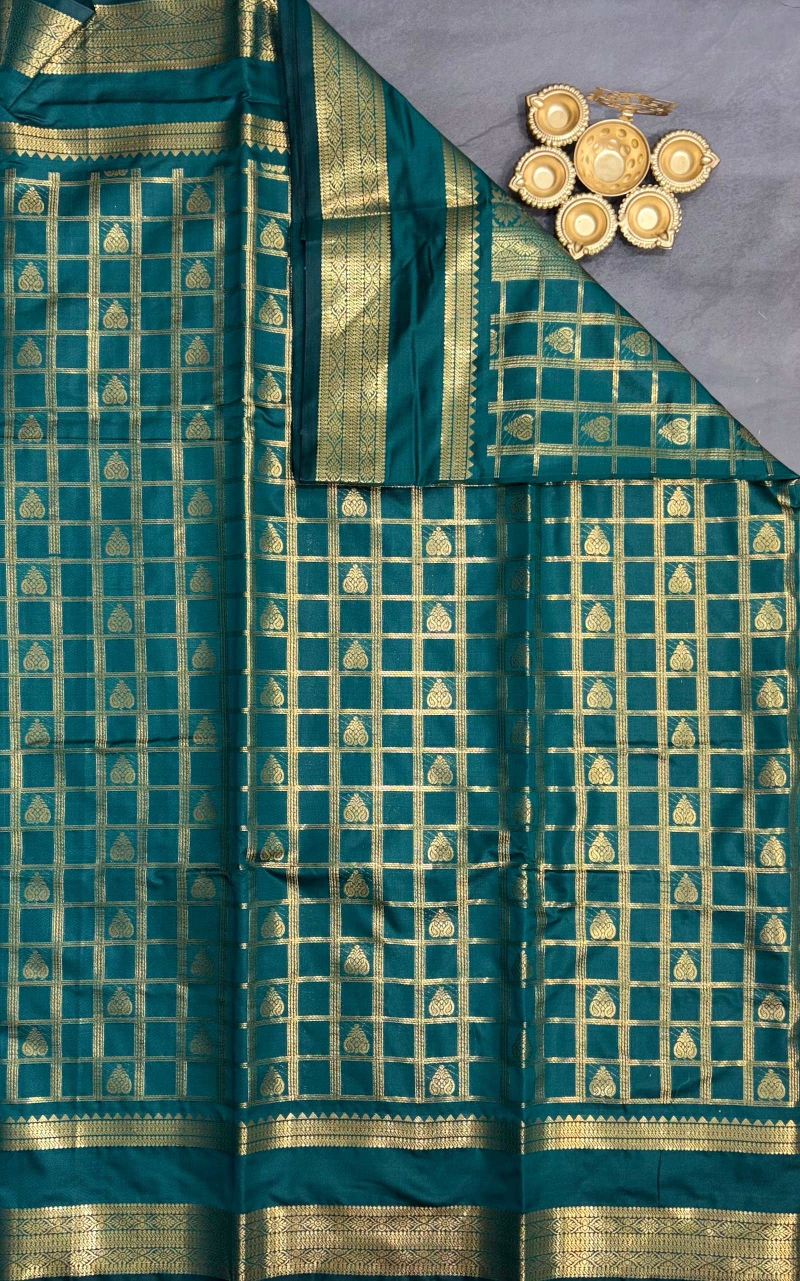 Semi Silk Checks Saree image 5