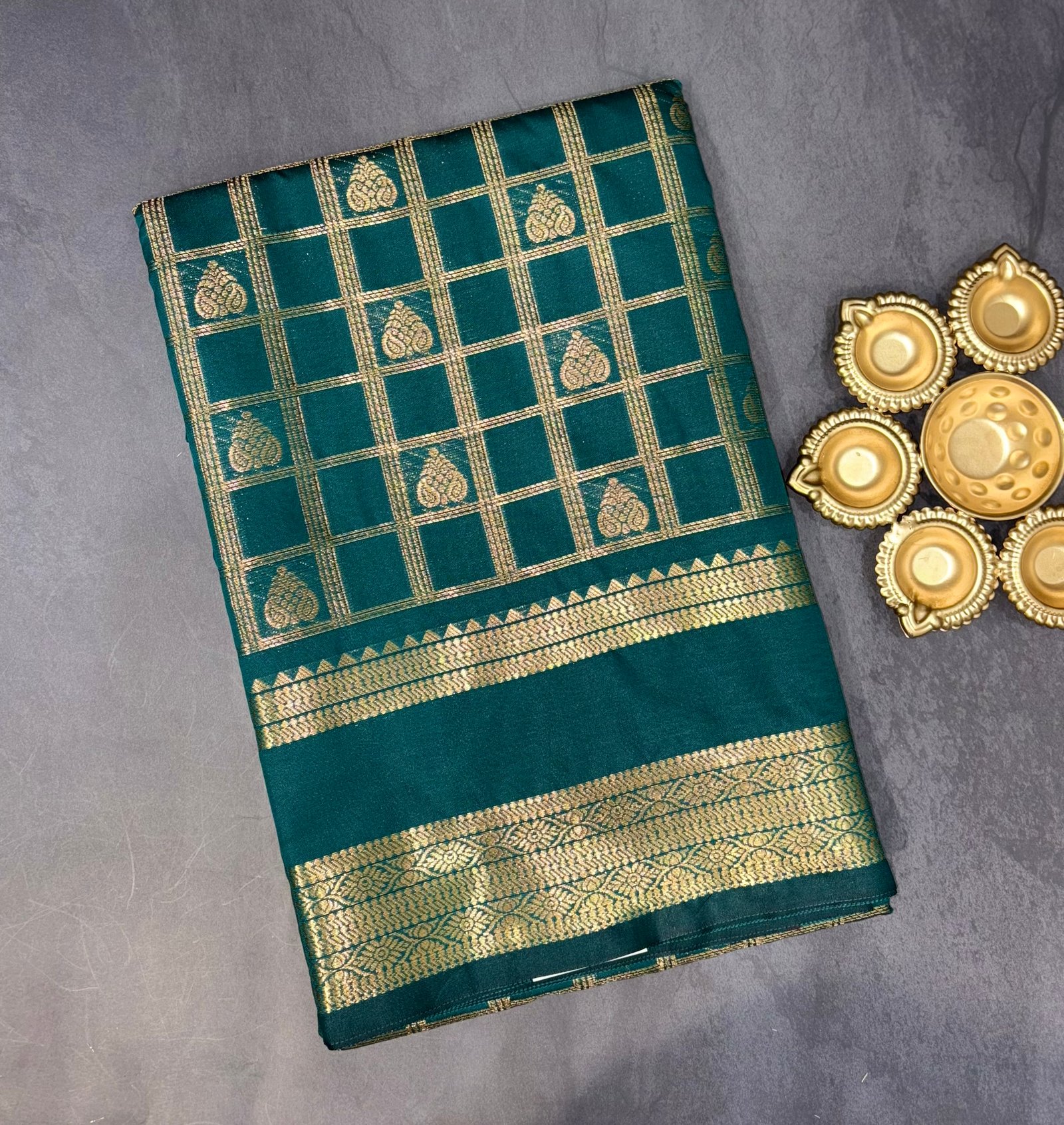 Semi Silk Checks Saree image 6