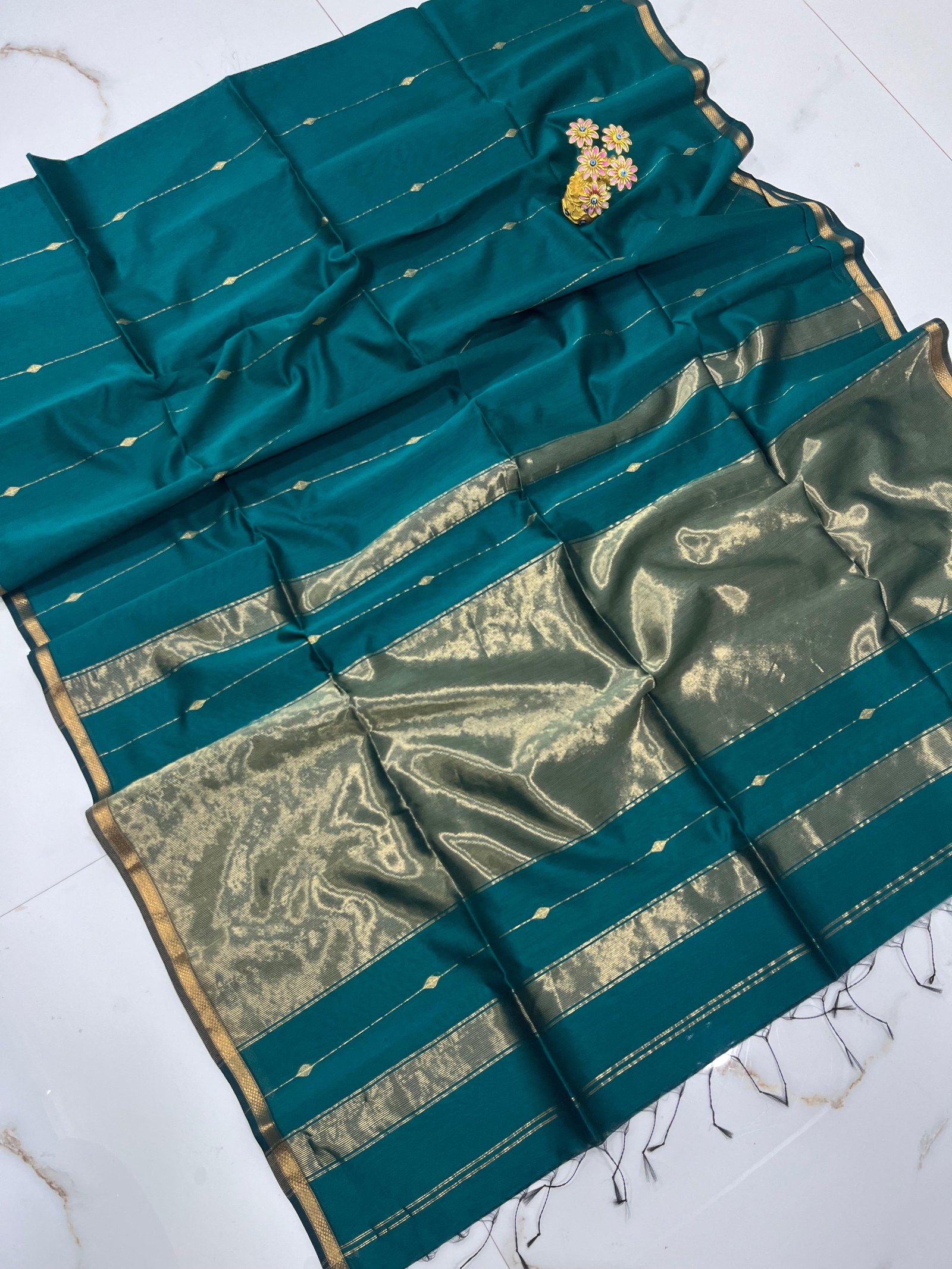 Maheshwari Handloom dual tone Shaded  Saree Small Butta