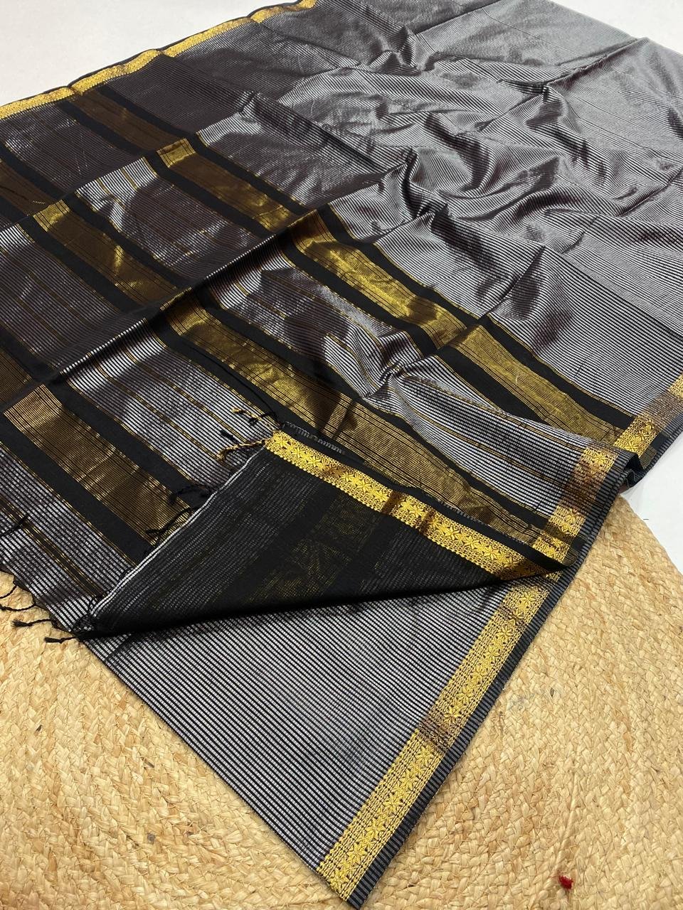 Traditional Maheshwari Handloom Garbh Reshami Saree image 2