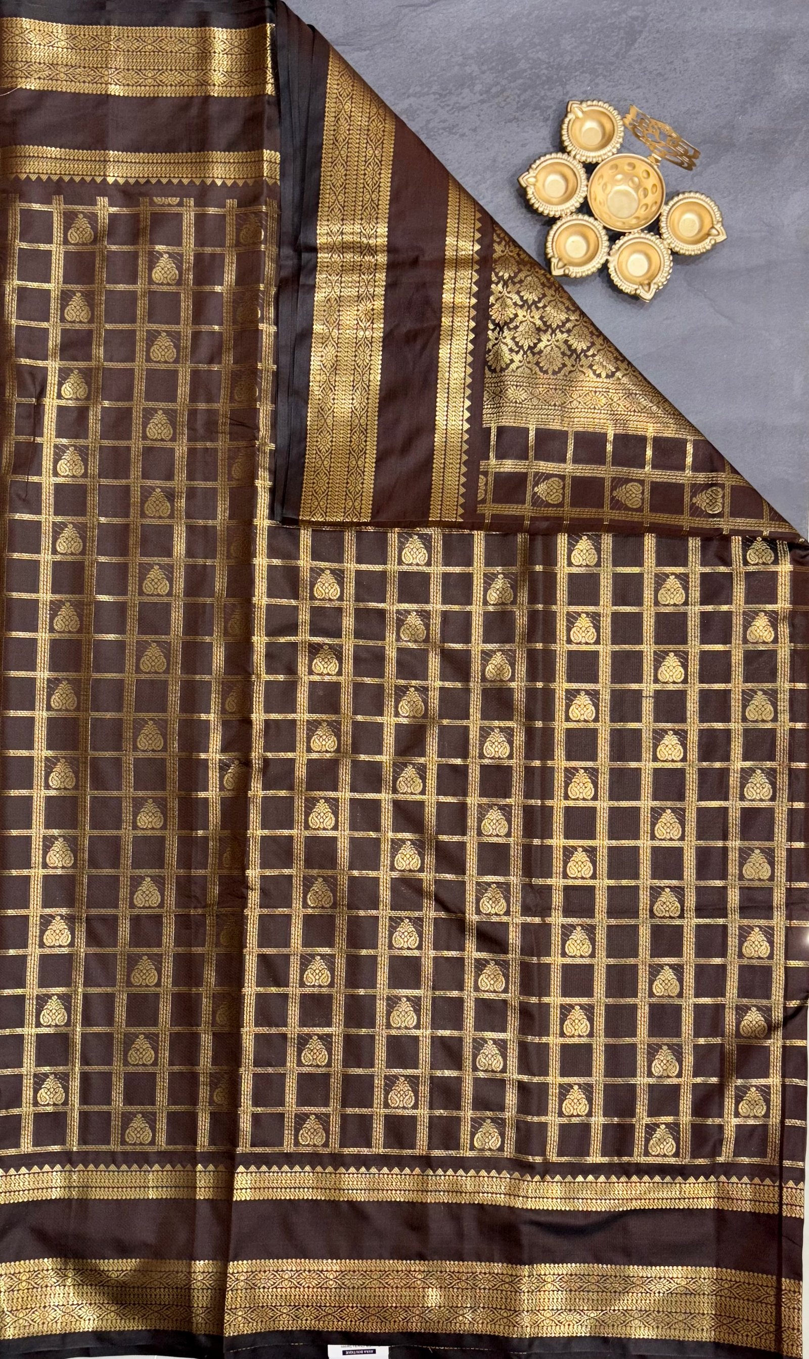 Semi Silk Checks Saree image 4