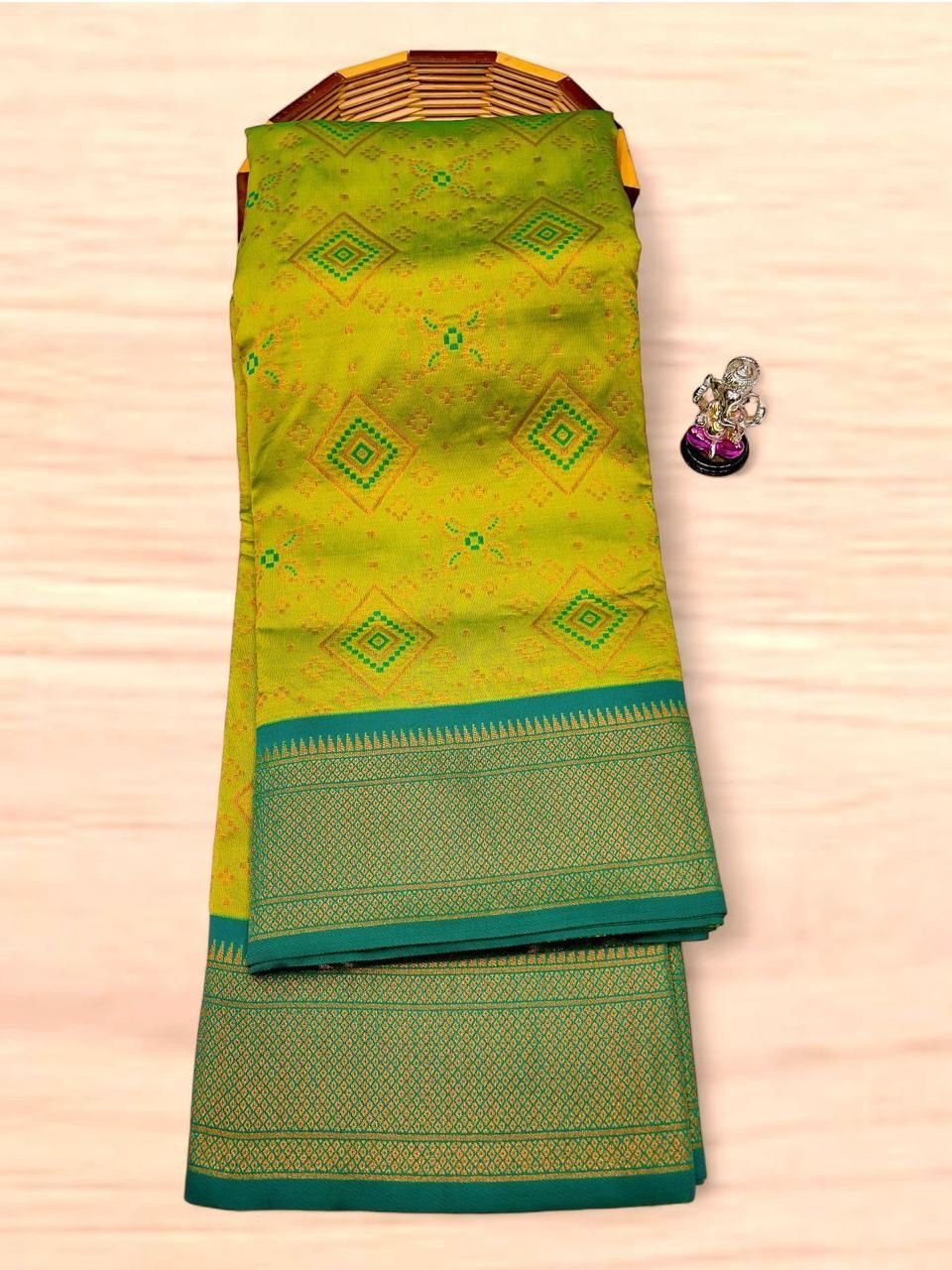 Yashika Bandhani Paithani image 17