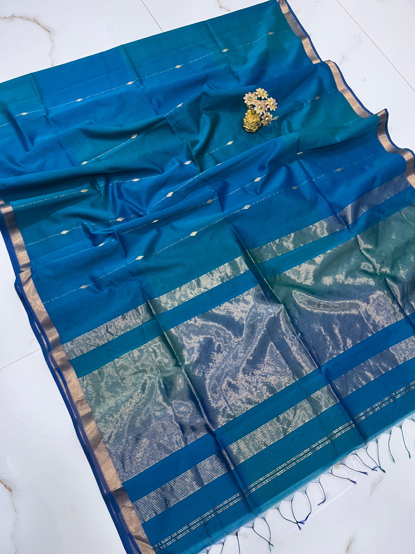 Maheshwari Handloom dual tone Shaded  Saree Small Butta image 5