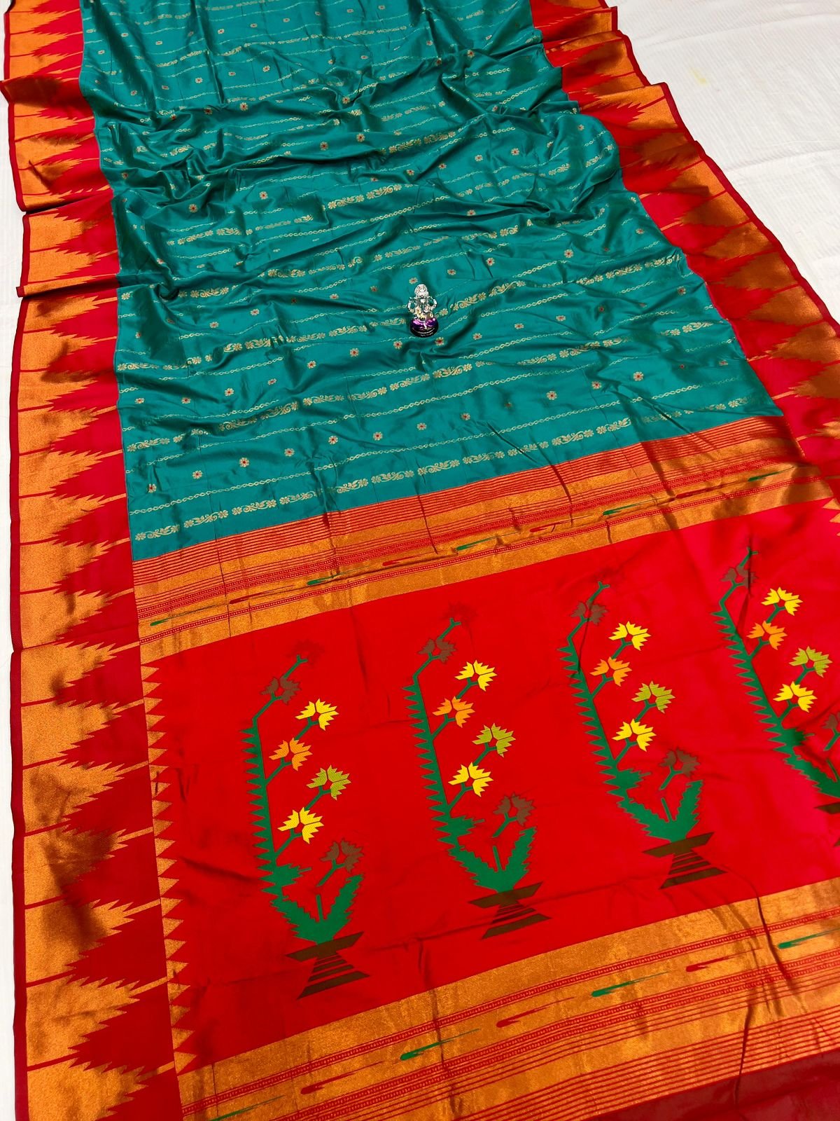 Priti Temple Irkal Paithani image 12