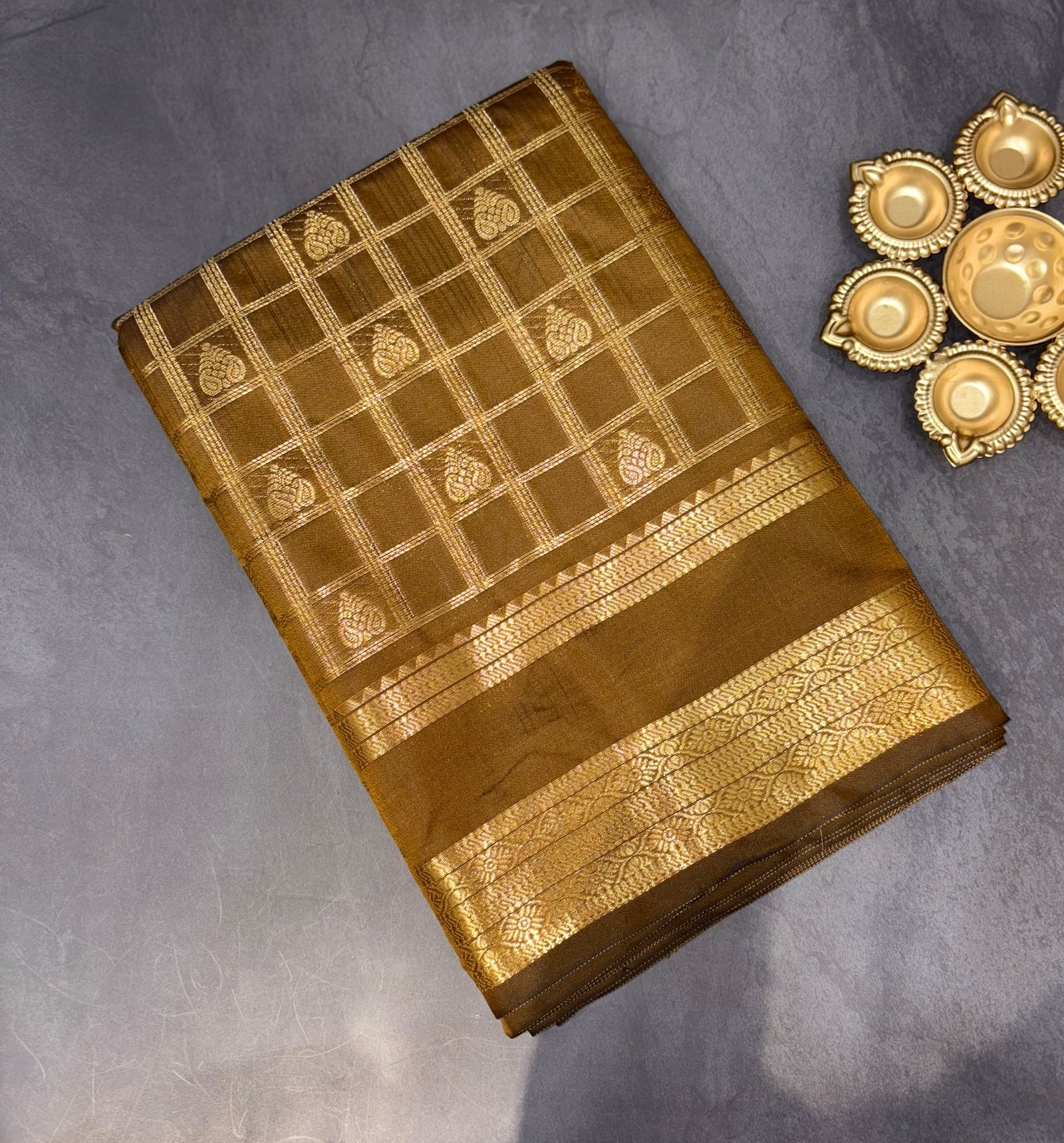 Semi Silk Checks Saree image 3