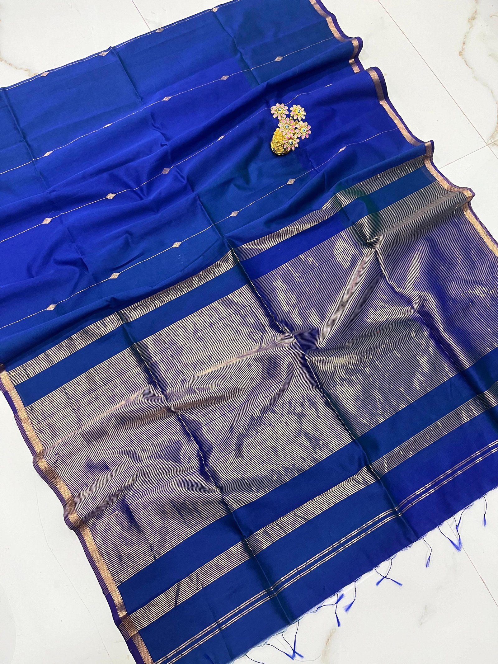 Maheshwari Handloom dual tone Shaded  Saree Small Butta image 2