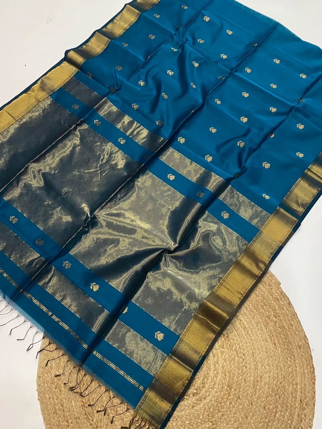 Single Color Pure Maheshwari Handloom Golden Zari Lotus Flower Design image 2