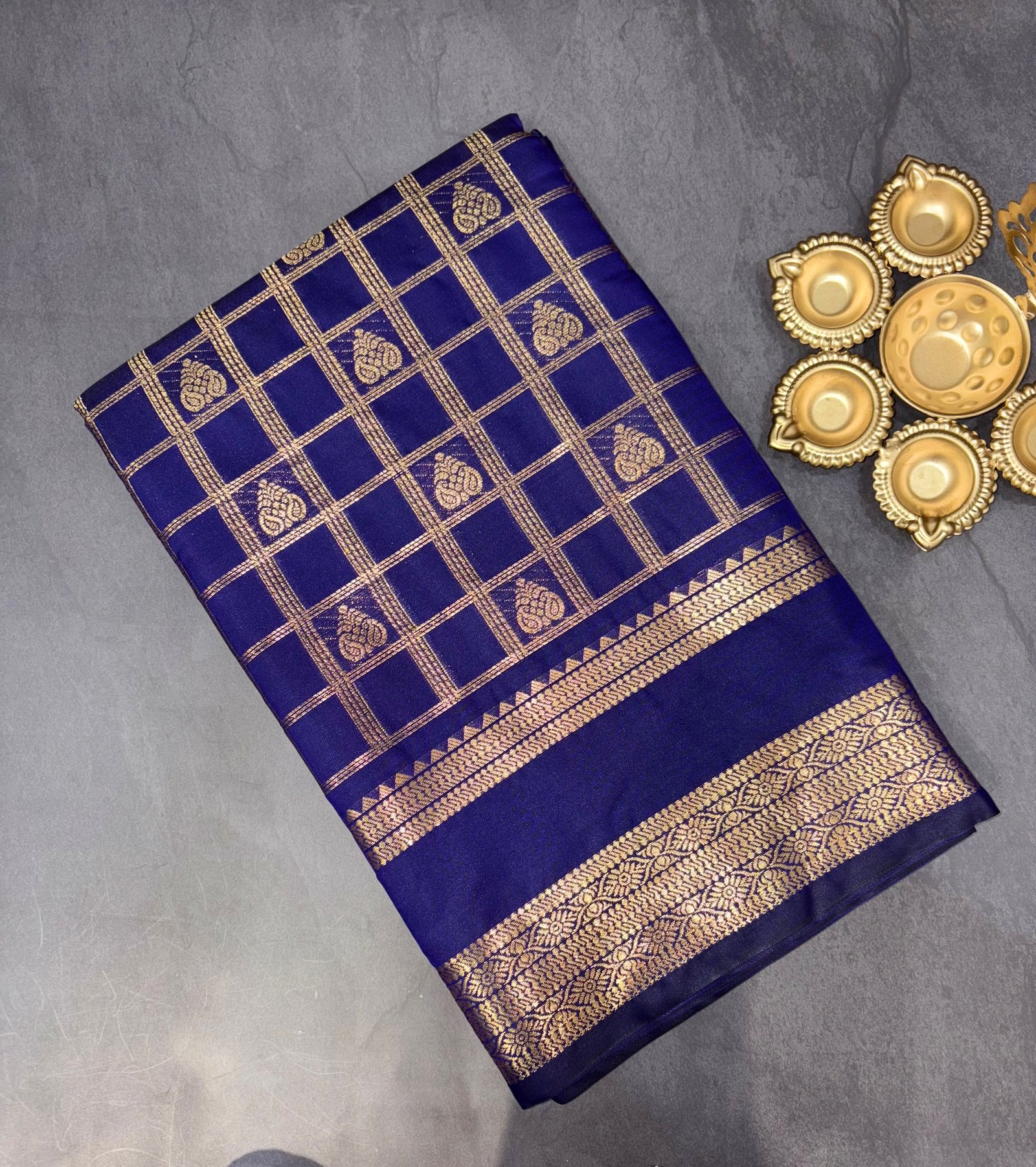 Semi Silk Checks Saree image 10